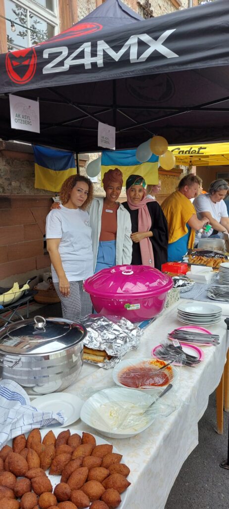 Helfer*innen am AK Asyl Stand bei Otzberg International