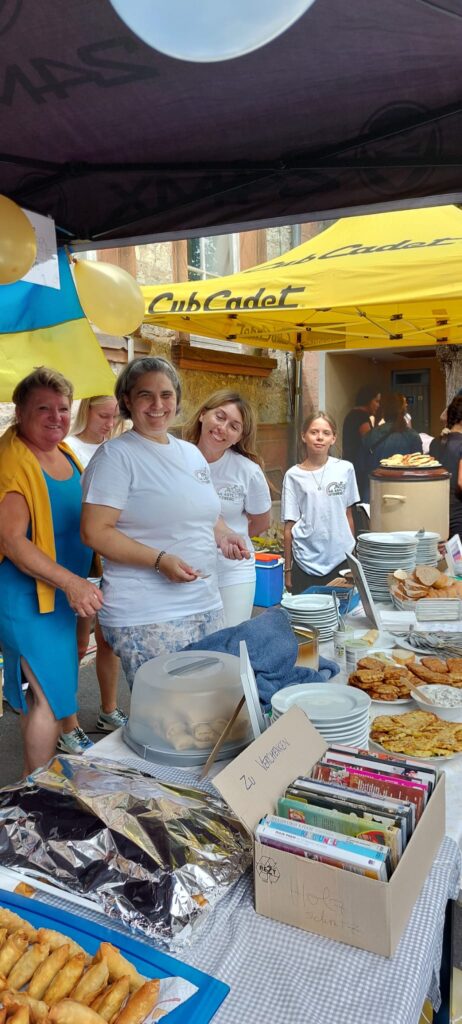 Helfer*innen am AK Asyl Stand bei Otzberg International