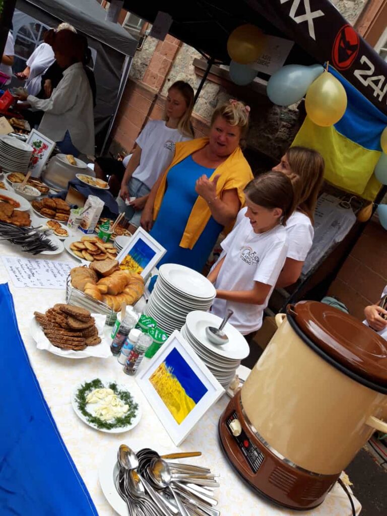 Helfer*innen am AK Asyl Stand bei Otzberg International