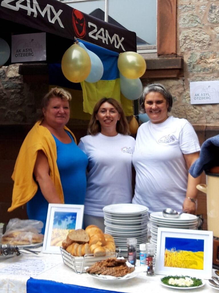 Helfer*innen am AK Asyl Stand bei Otzberg International